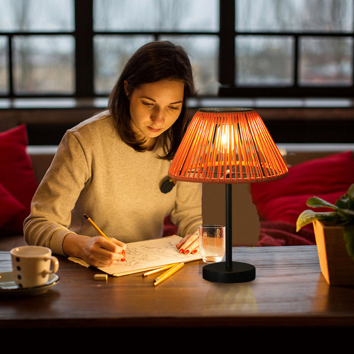 Tradisjonell Landsbyhus Vanntett Solcellelader Veving Gummi Rattan Jern Konisk LED Utendørs Bordlampe For Hage | Luvikno