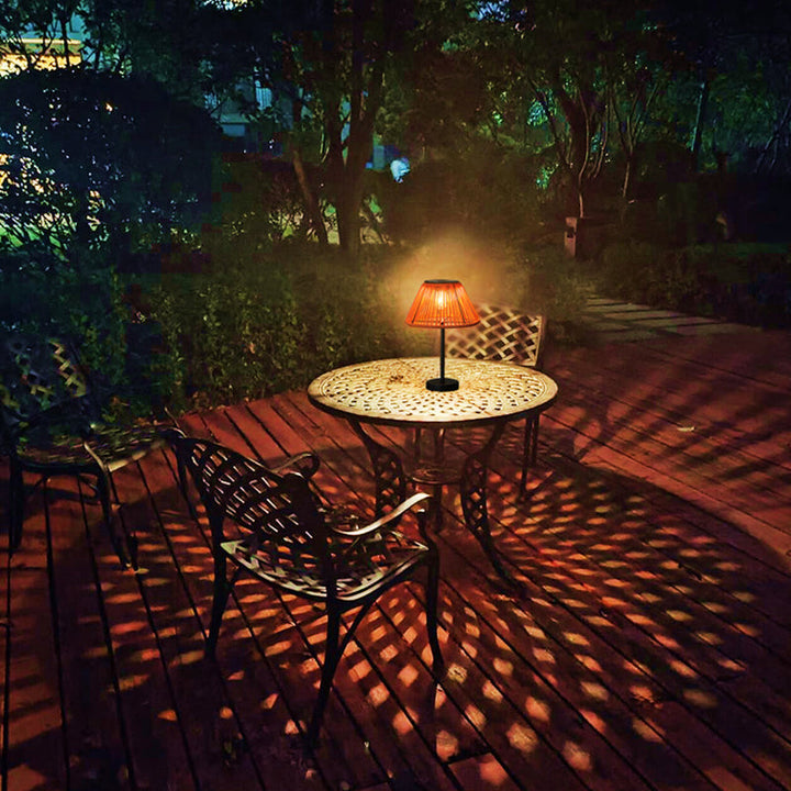 Tradisjonell Landsbyhus Vanntett Solcellelader Veving Gummi Rattan Jern Konisk LED Utendørs Bordlampe For Hage | Luvikno
