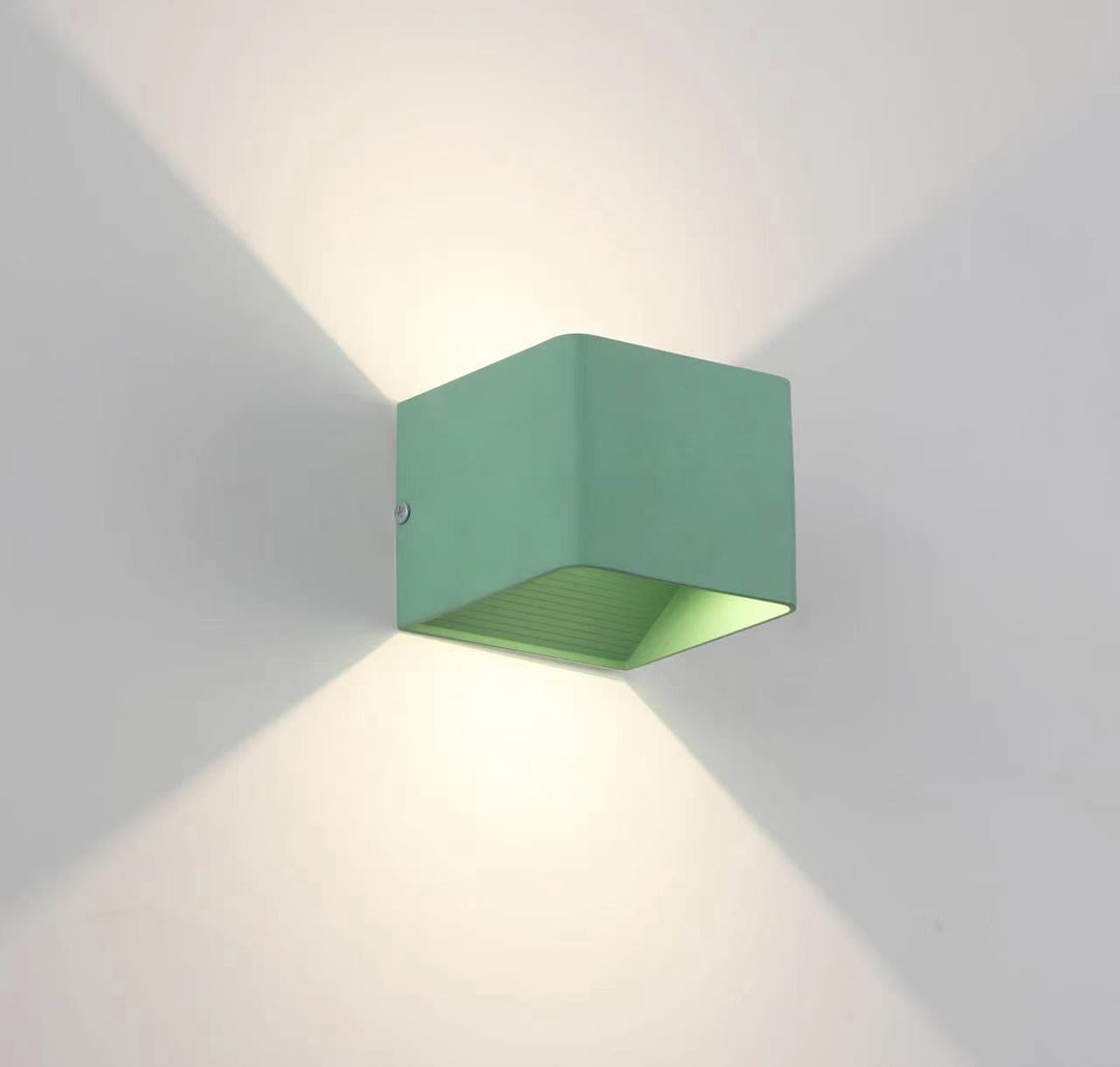 LumiBox - Firkantet LED Vegglampe | Modern Design i Svart, Hvit og Grønn for Soverom og Stue | Luvikno
