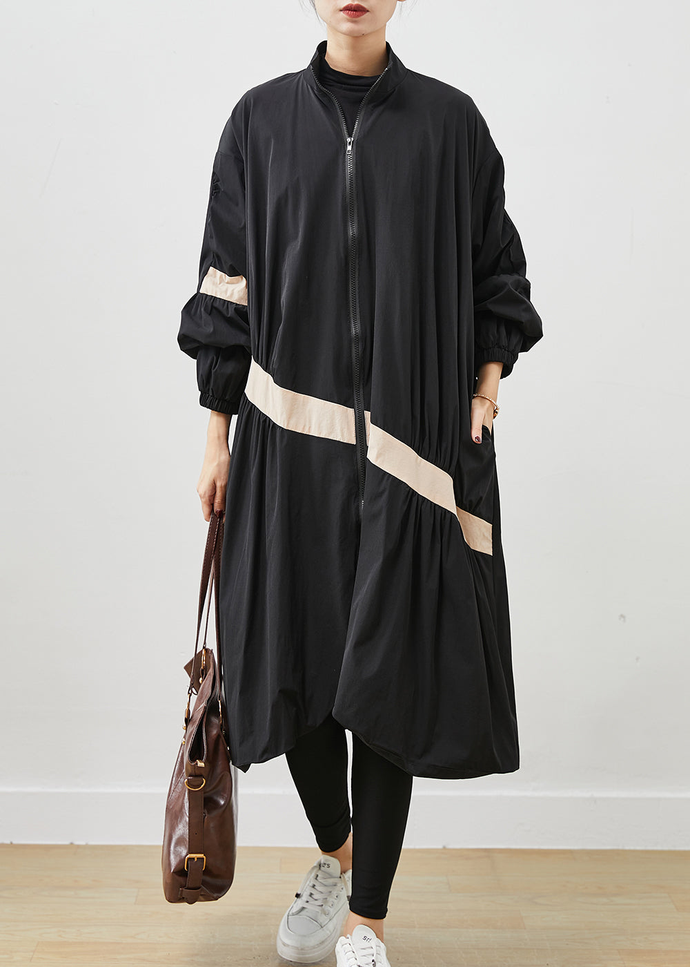 Luvik | Ylittende svart trench-coat og patchwork