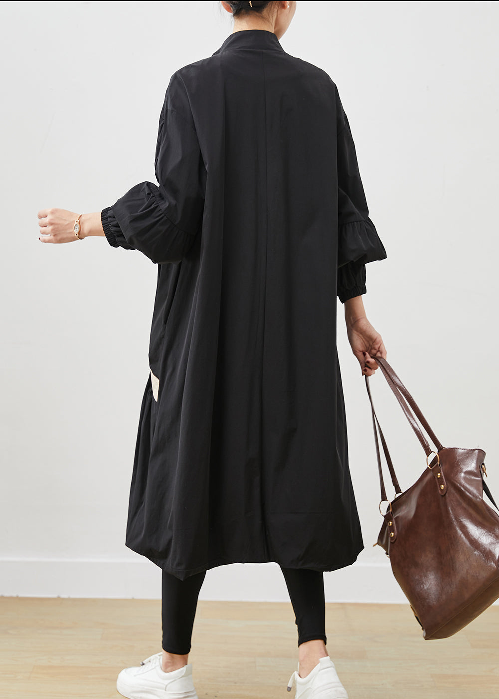 Luvik | Ylittende svart trench-coat og patchwork
