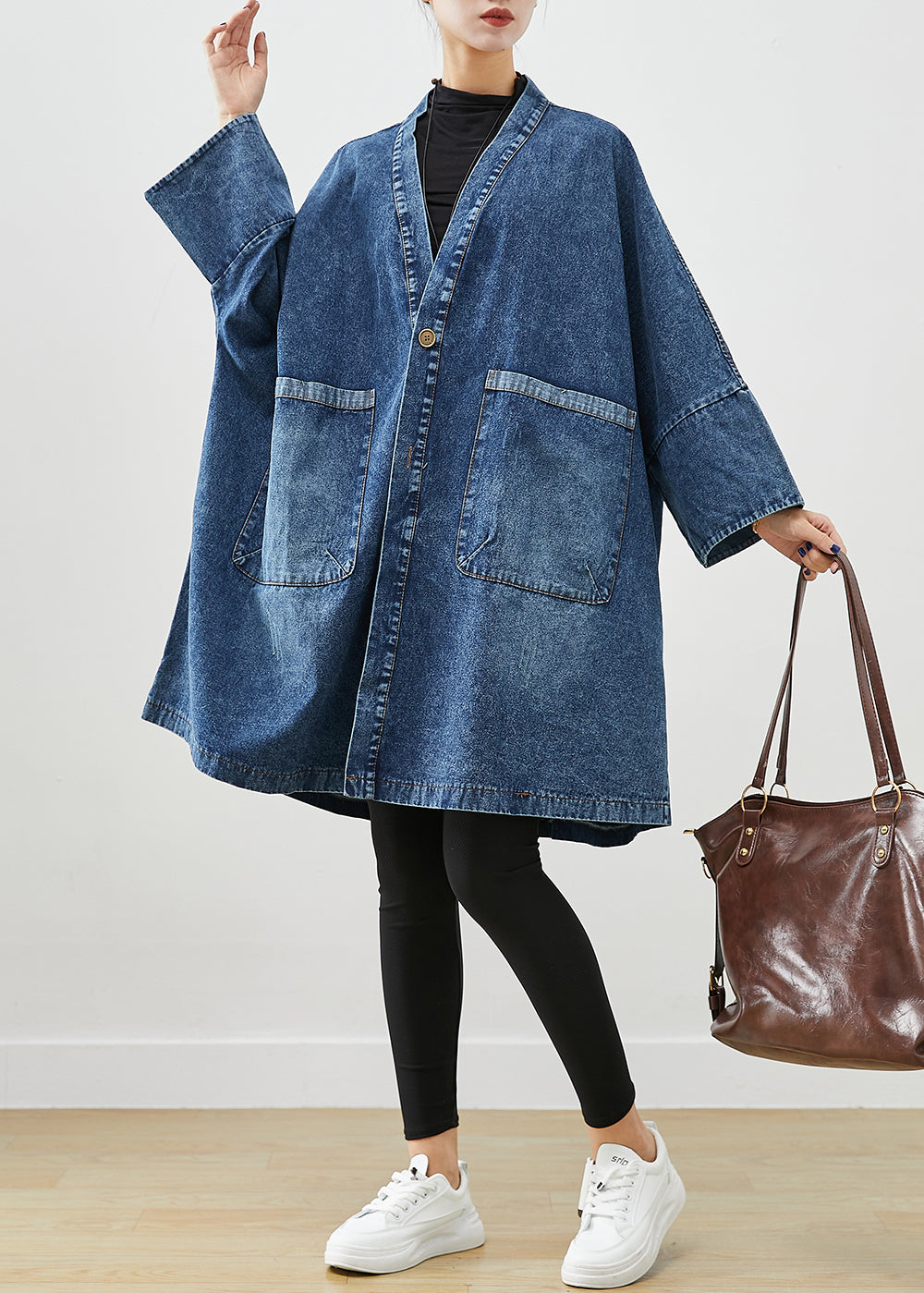 Luvik | Stor blå denim lang jakke med store lommer og batwing-erm.