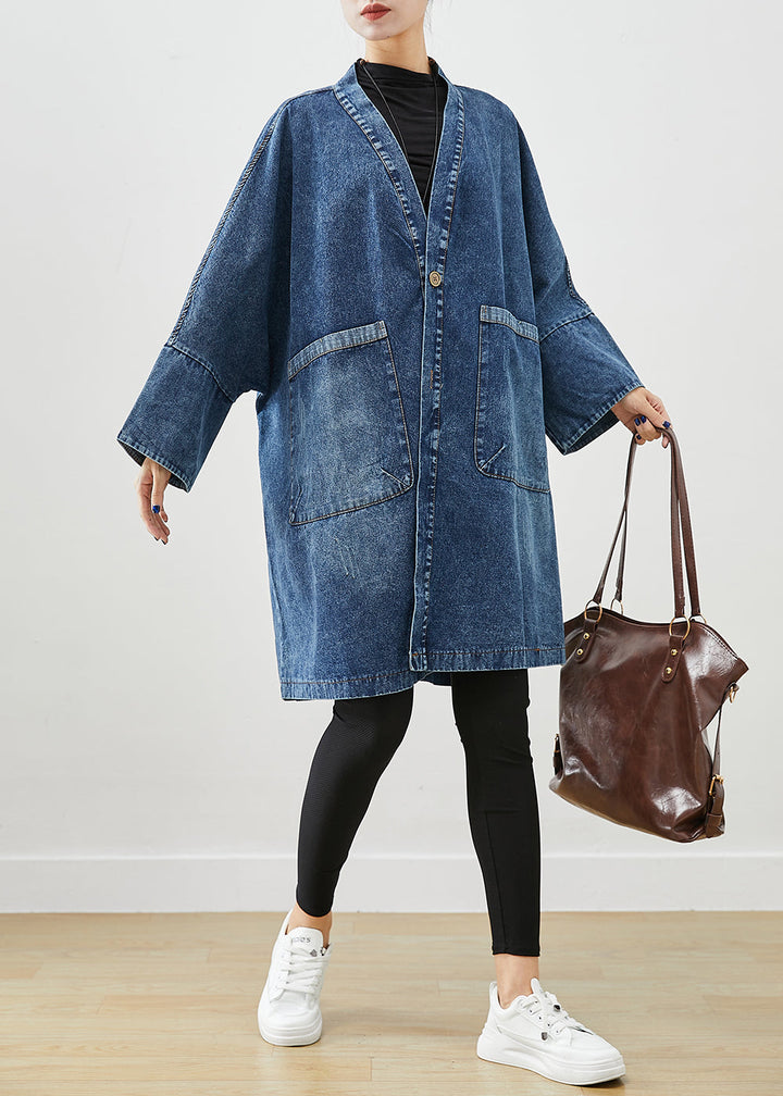 Luvik | Stor blå denim lang jakke med store lommer og batwing-erm.