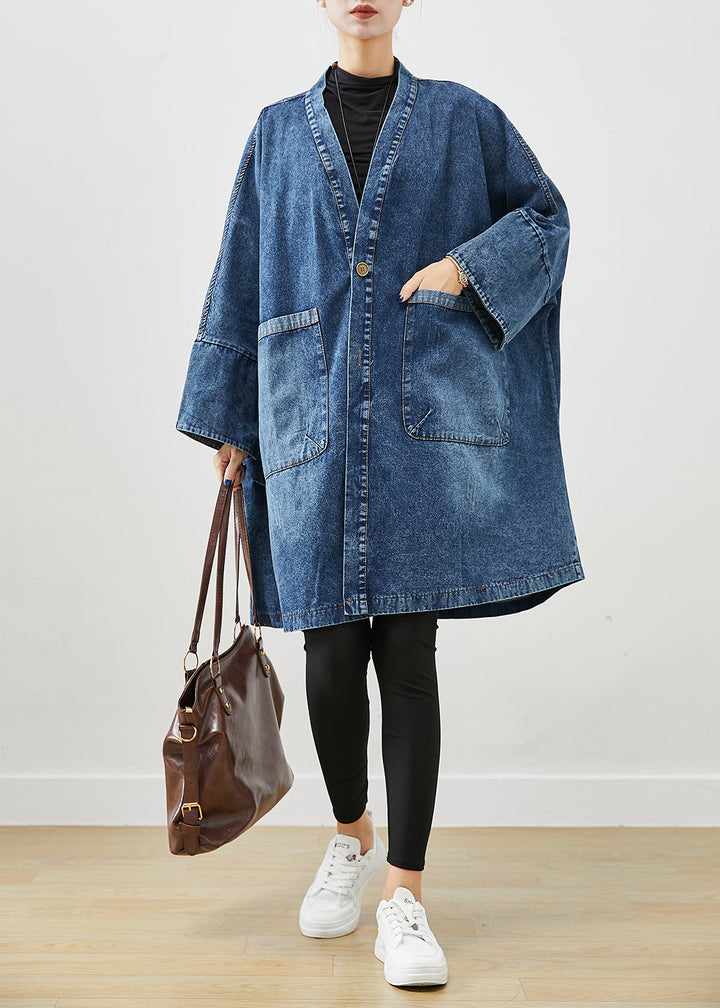 Luvik | Stor blå denim lang jakke med store lommer og batwing-erm.
