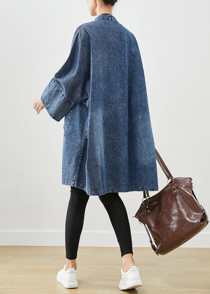 Luvik | Stor blå denim lang jakke med store lommer og batwing-erm.