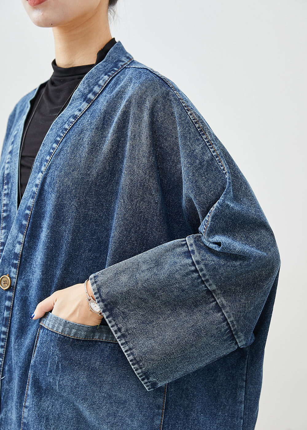 Luvik | Stor blå denim lang jakke med store lommer og batwing-erm.