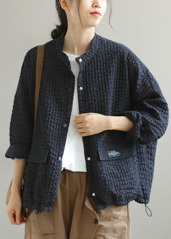 Luvik | Mustat korkea kauluksellinen takki painonappitaskuilla ja pitkähihaisilla nyöreillä