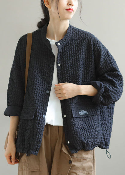 Luvik | Mustat korkea kauluksellinen takki painonappitaskuilla ja pitkähihaisilla nyöreillä