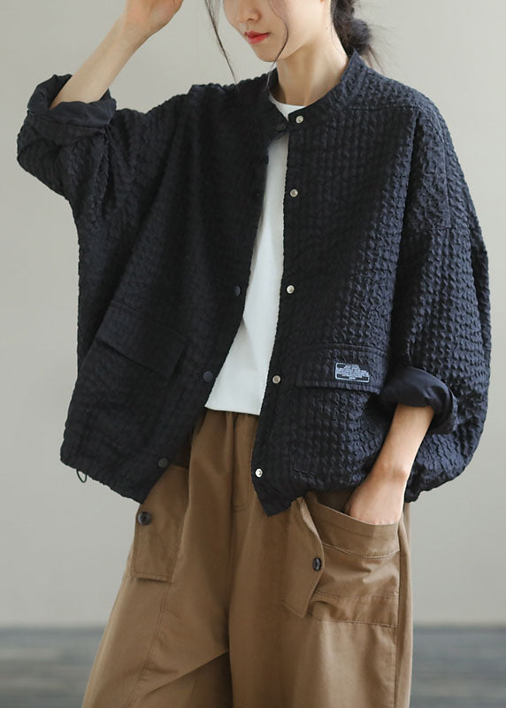 Luvik | Mustat korkea kauluksellinen takki painonappitaskuilla ja pitkähihaisilla nyöreillä