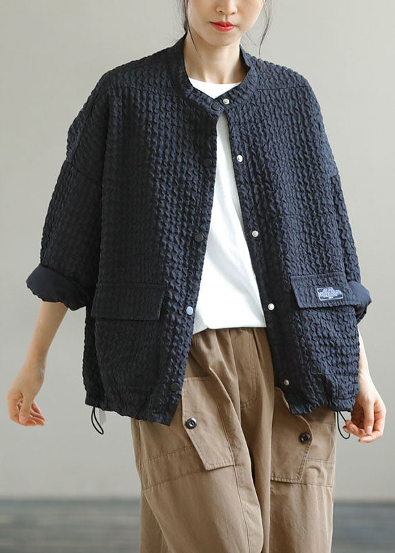 Luvik | Mustat korkea kauluksellinen takki painonappitaskuilla ja pitkähihaisilla nyöreillä