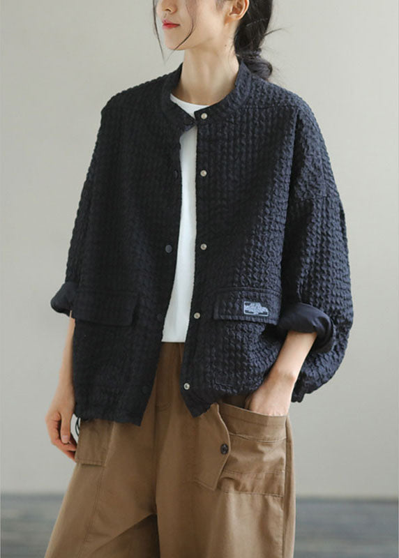 Luvik | Mustat korkea kauluksellinen takki painonappitaskuilla ja pitkähihaisilla nyöreillä