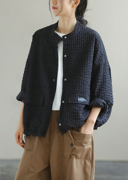 Luvik | Mustat korkea kauluksellinen takki painonappitaskuilla ja pitkähihaisilla nyöreillä