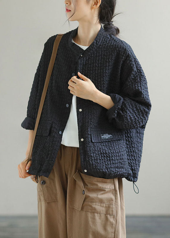 Luvik | Mustat korkea kauluksellinen takki painonappitaskuilla ja pitkähihaisilla nyöreillä