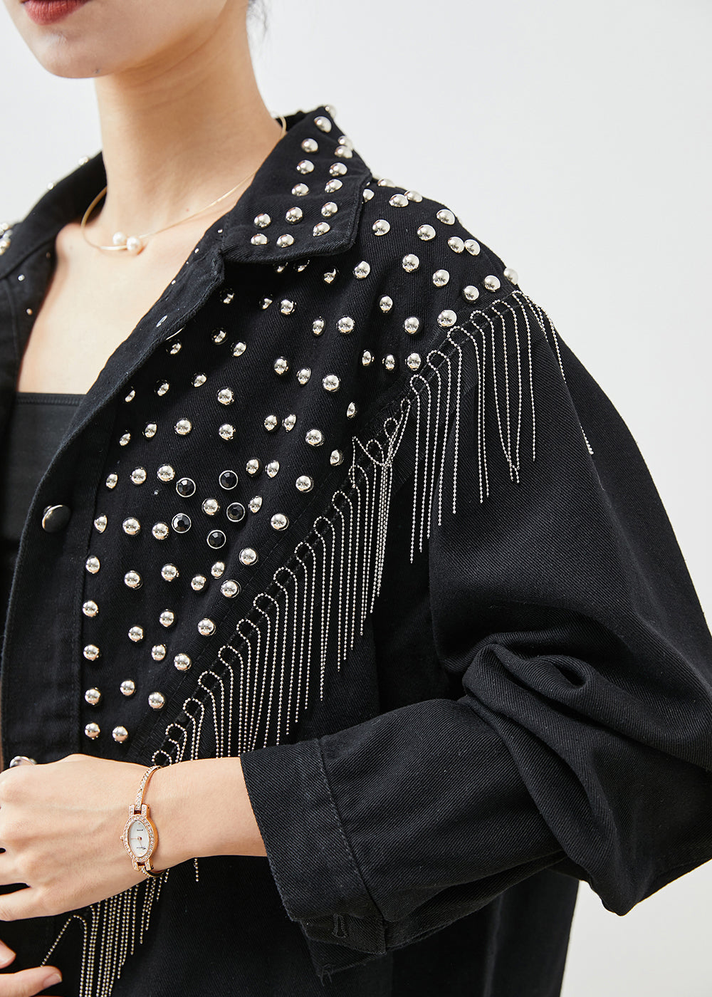 Luvik | Svart denim-jakke med nagler og layering