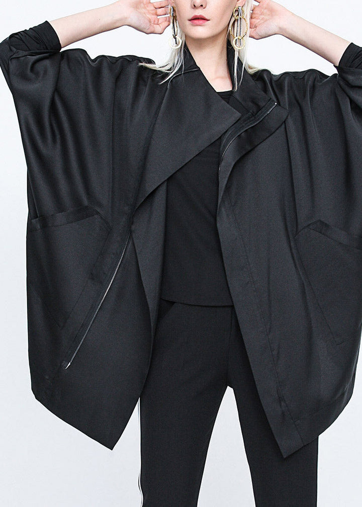 Luvik | Svart høyhals trench-coat med lang batwing-erme og glidelås