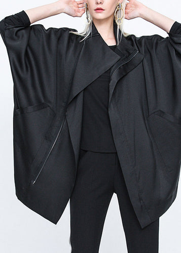 Luvik | Svart høyhals trench-coat med lang batwing-erme og glidelås
