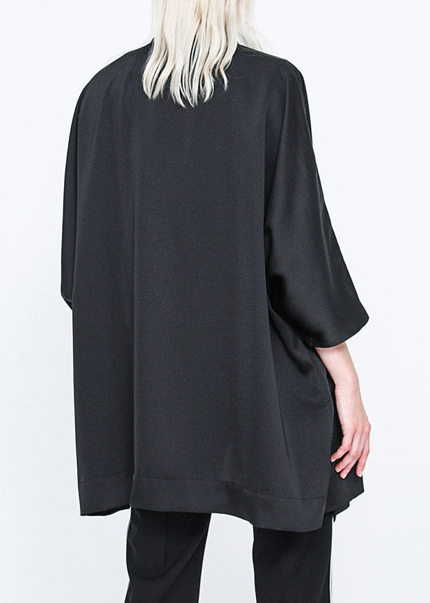 Luvik | Svart høyhals trench-coat med lang batwing-erme og glidelås