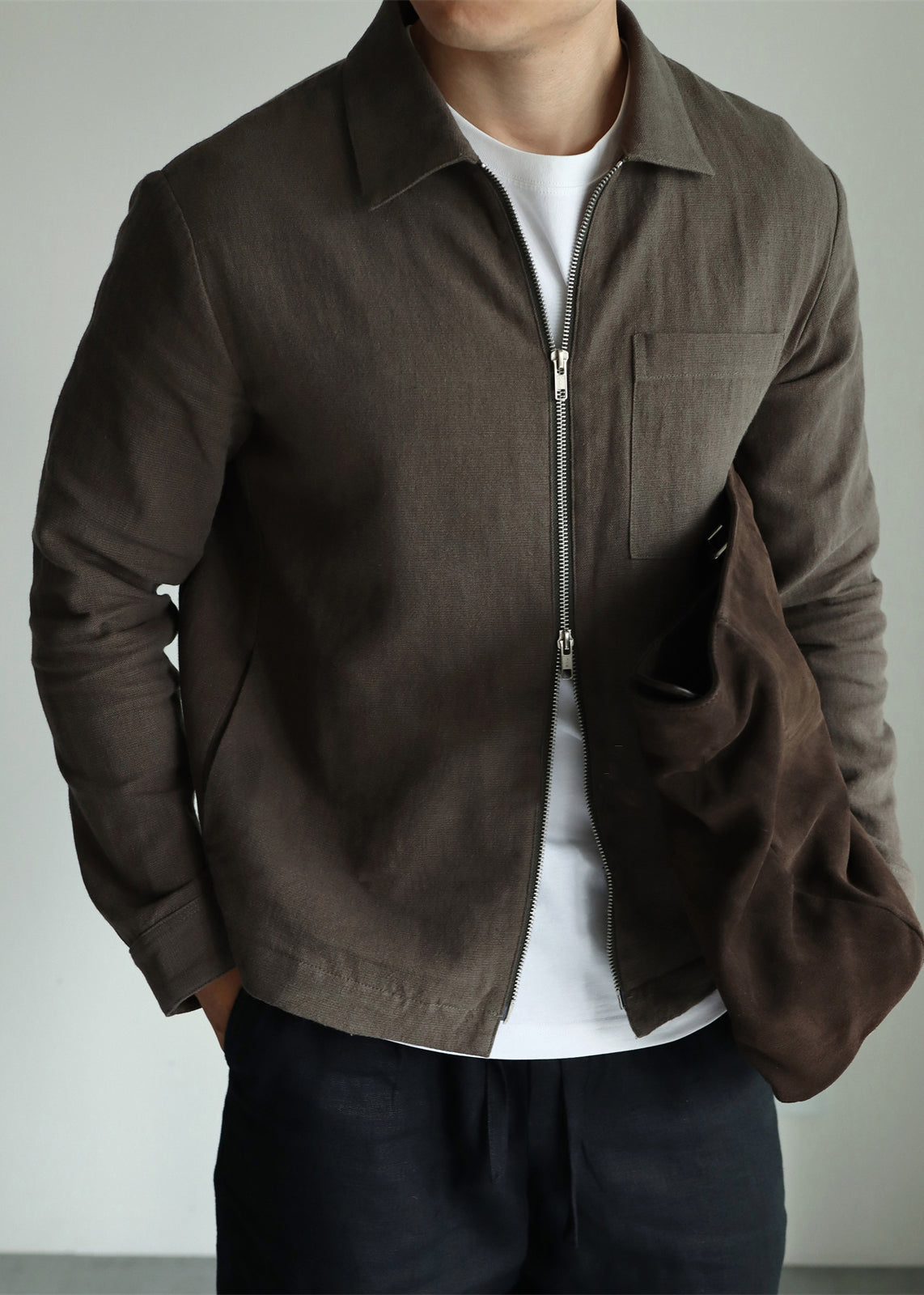 Luvik | Miesten oliivinvihreä pellavatakki, jossa on vetoketju ja taskut