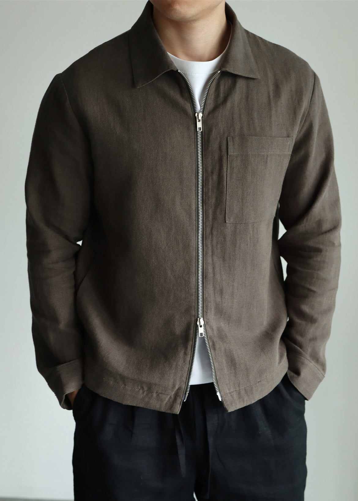 Luvik | Miesten oliivinvihreä pellavatakki, jossa on vetoketju ja taskut