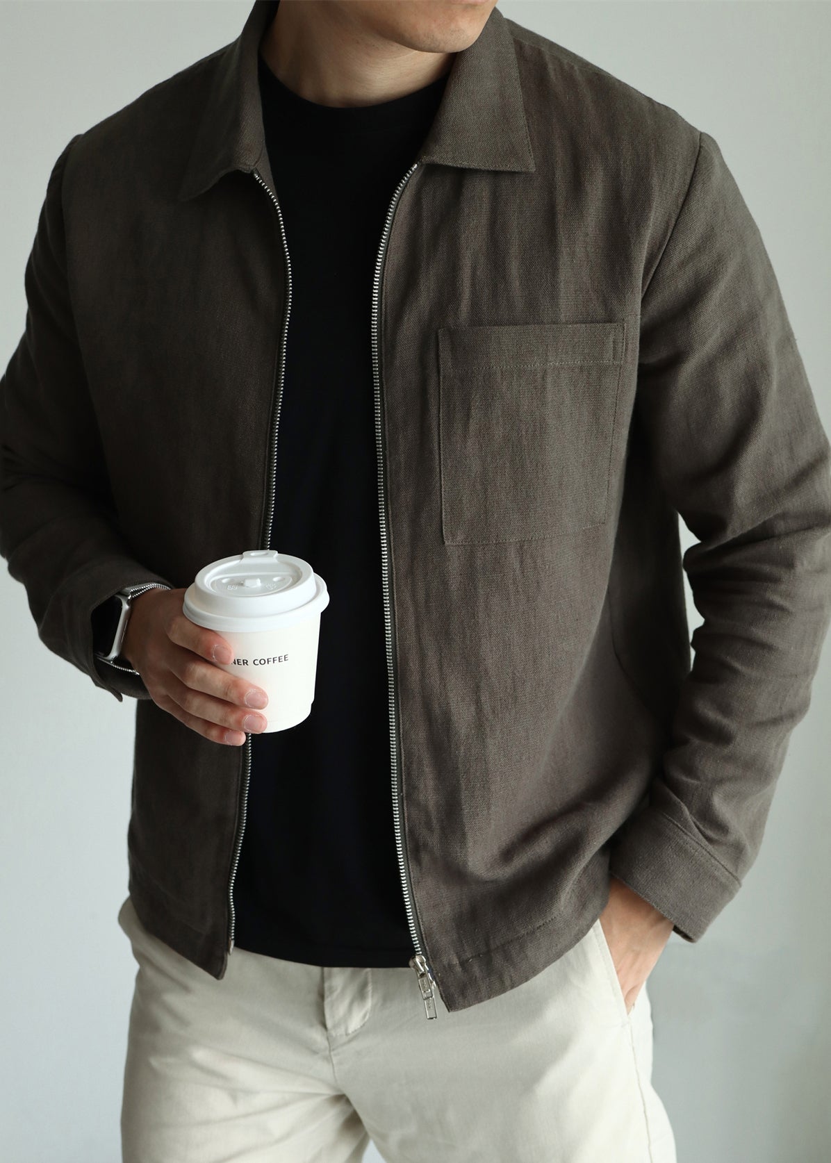 Luvik | Miesten oliivinvihreä pellavatakki, jossa on vetoketju ja taskut