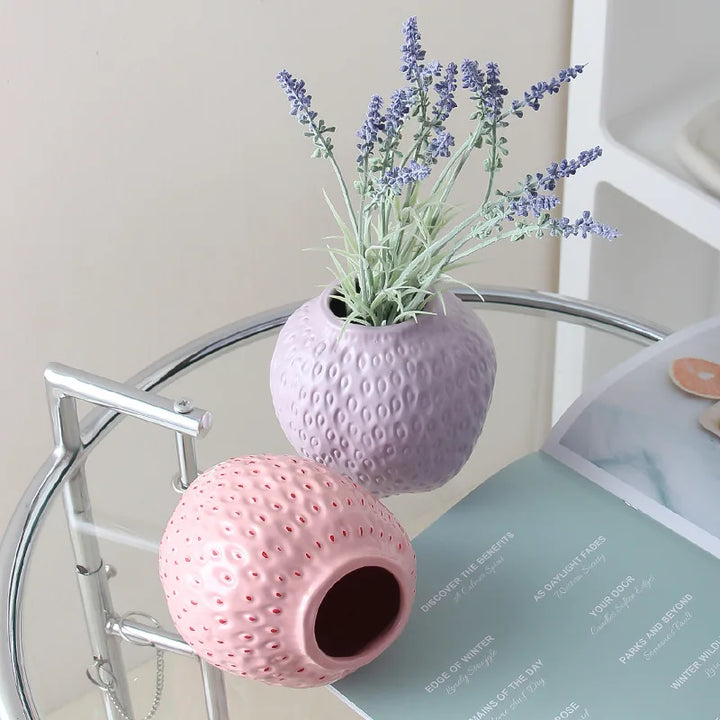 Keramisk vase i jordbærdesign, dekorativ blomsterkrukke for stue og kjøkken | Luvikno