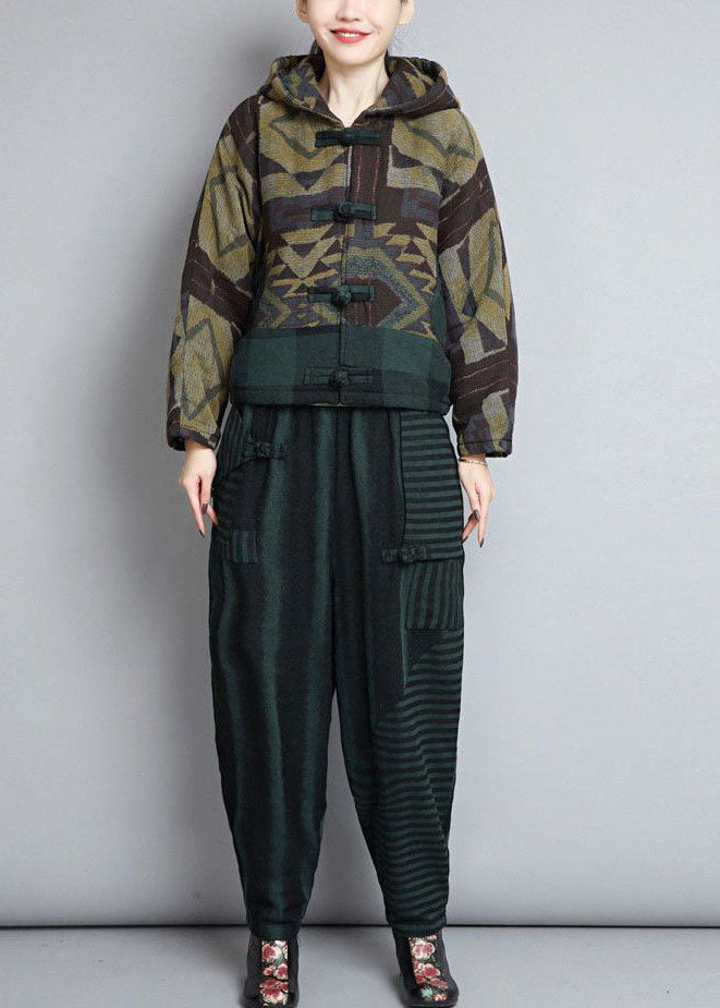 Luvik | Talvitakki vihreällä hupparilla, itämaiseen kirjontaan, napit ja hieno puuvill täyte