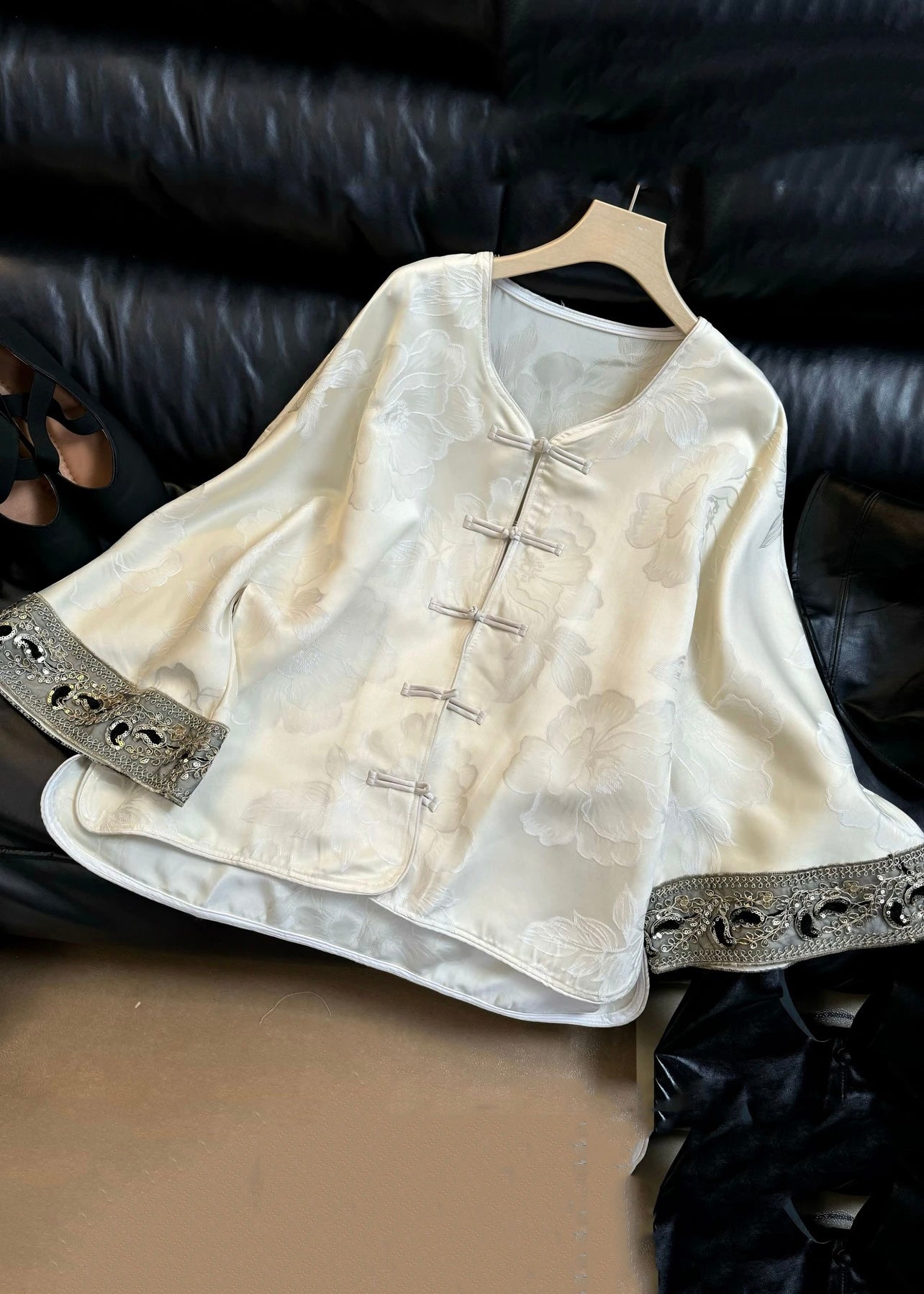 Luvik | Tyylikäs Musta Pyöreä Kaula Jacquard Nappi Silkkitakit Pitkät Hihat