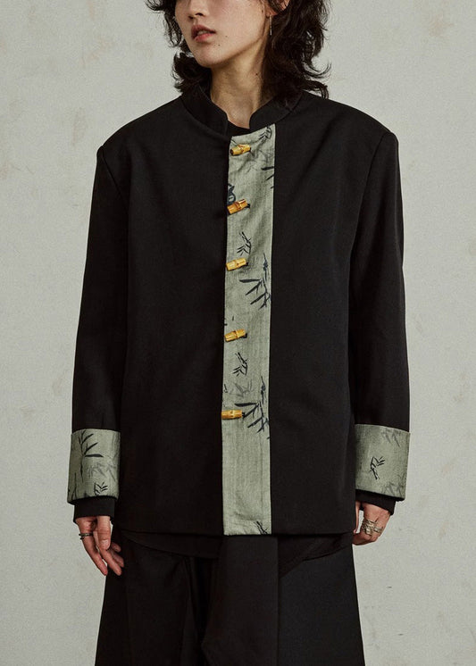 Luvik | Tyylikkäät mustat takit korkealla kauluksella nappipainatuksella