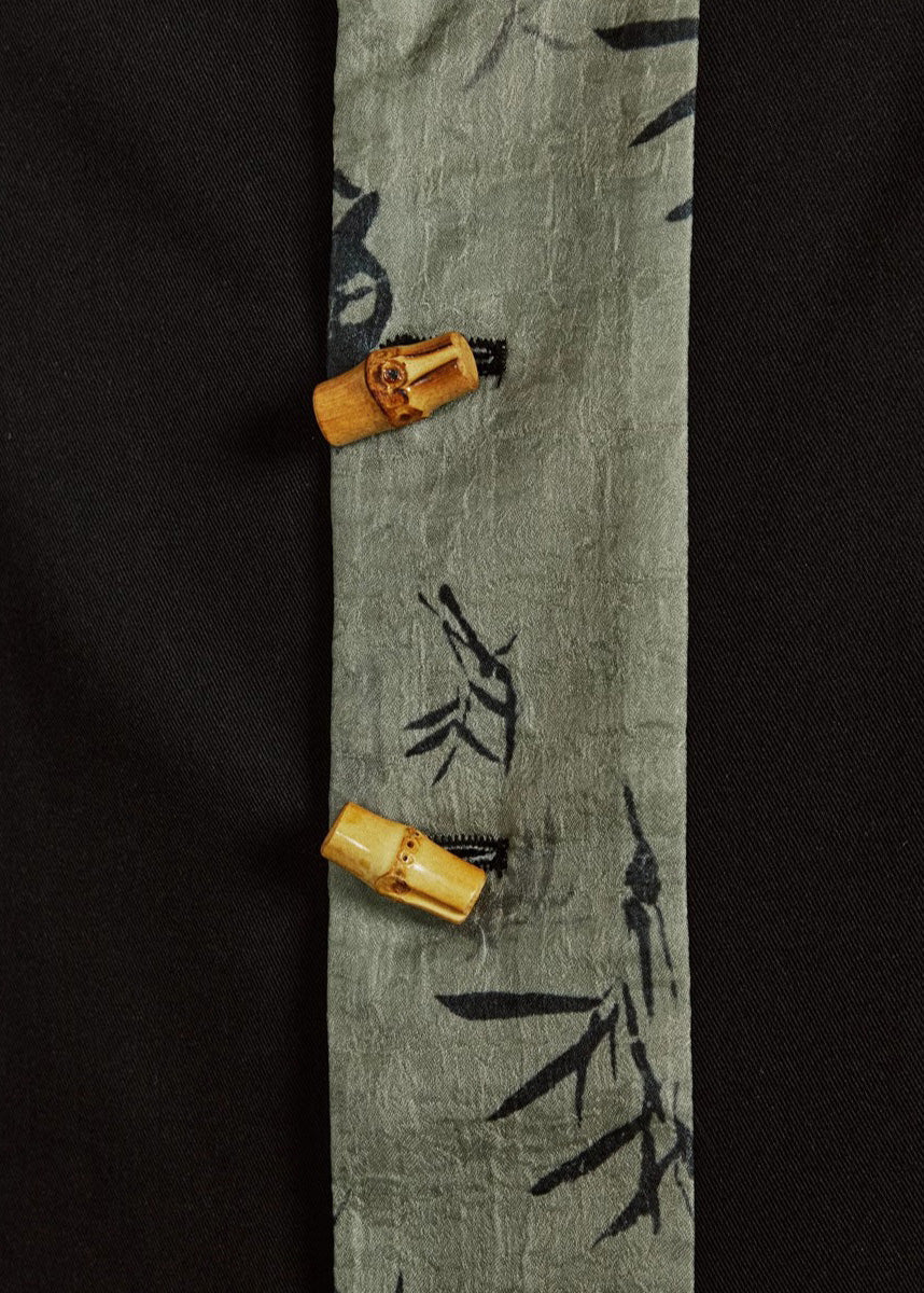 Luvik | Tyylikkäät mustat takit korkealla kauluksella nappipainatuksella