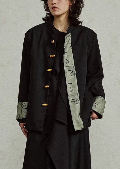 Luvik | Tyylikkäät mustat takit korkealla kauluksella nappipainatuksella