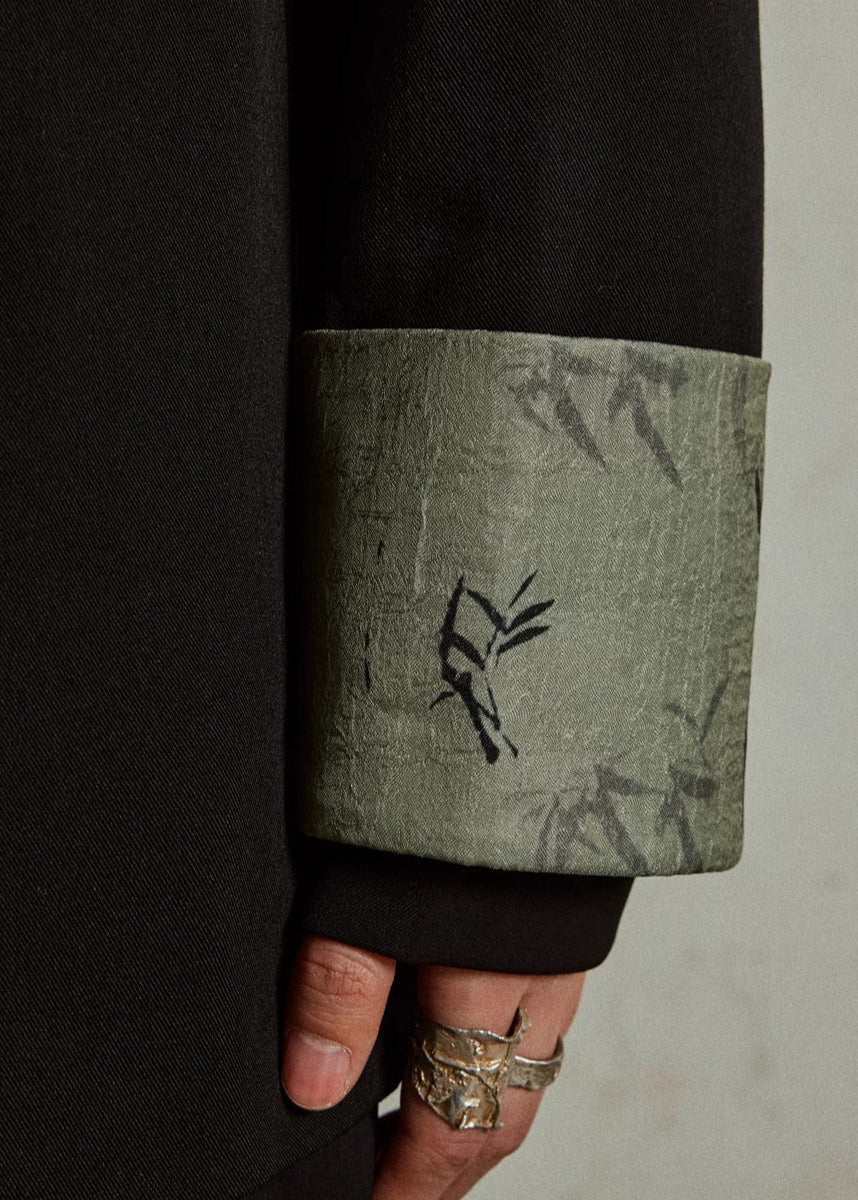 Luvik | Tyylikkäät mustat takit korkealla kauluksella nappipainatuksella