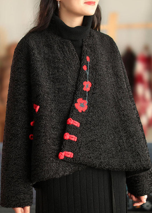 Luvik | Tyylikäs musta takki keinoturkista, brodeerattu, napitettu, pitkät hihat