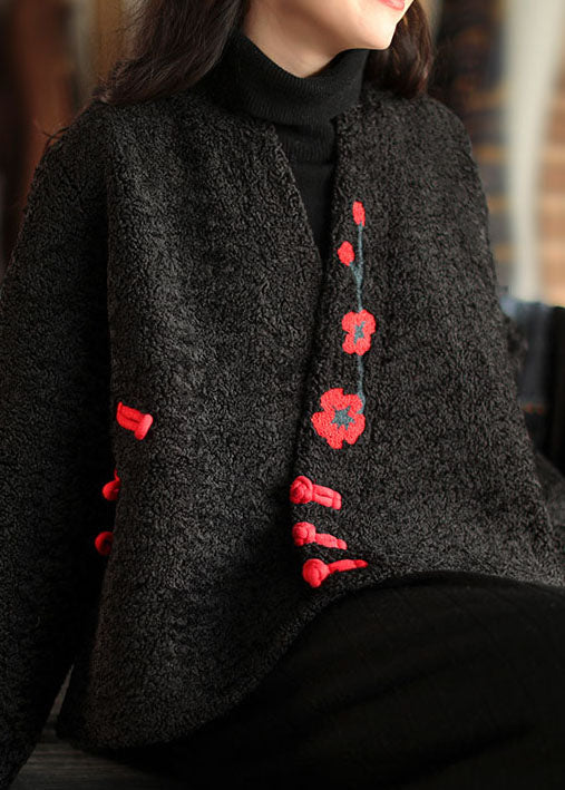 Luvik | Tyylikäs musta takki keinoturkista, brodeerattu, napitettu, pitkät hihat