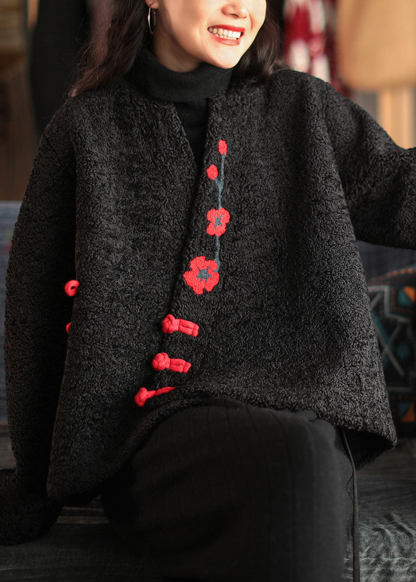 Luvik | Tyylikäs musta takki keinoturkista, brodeerattu, napitettu, pitkät hihat