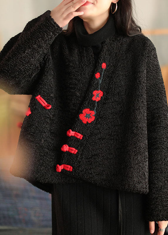 Luvik | Stilig svart jakke i kunstpels, brodert, knapper, lange ermer