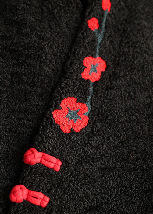 Luvik | Stilig svart jakke i kunstpels, brodert, knapper, lange ermer