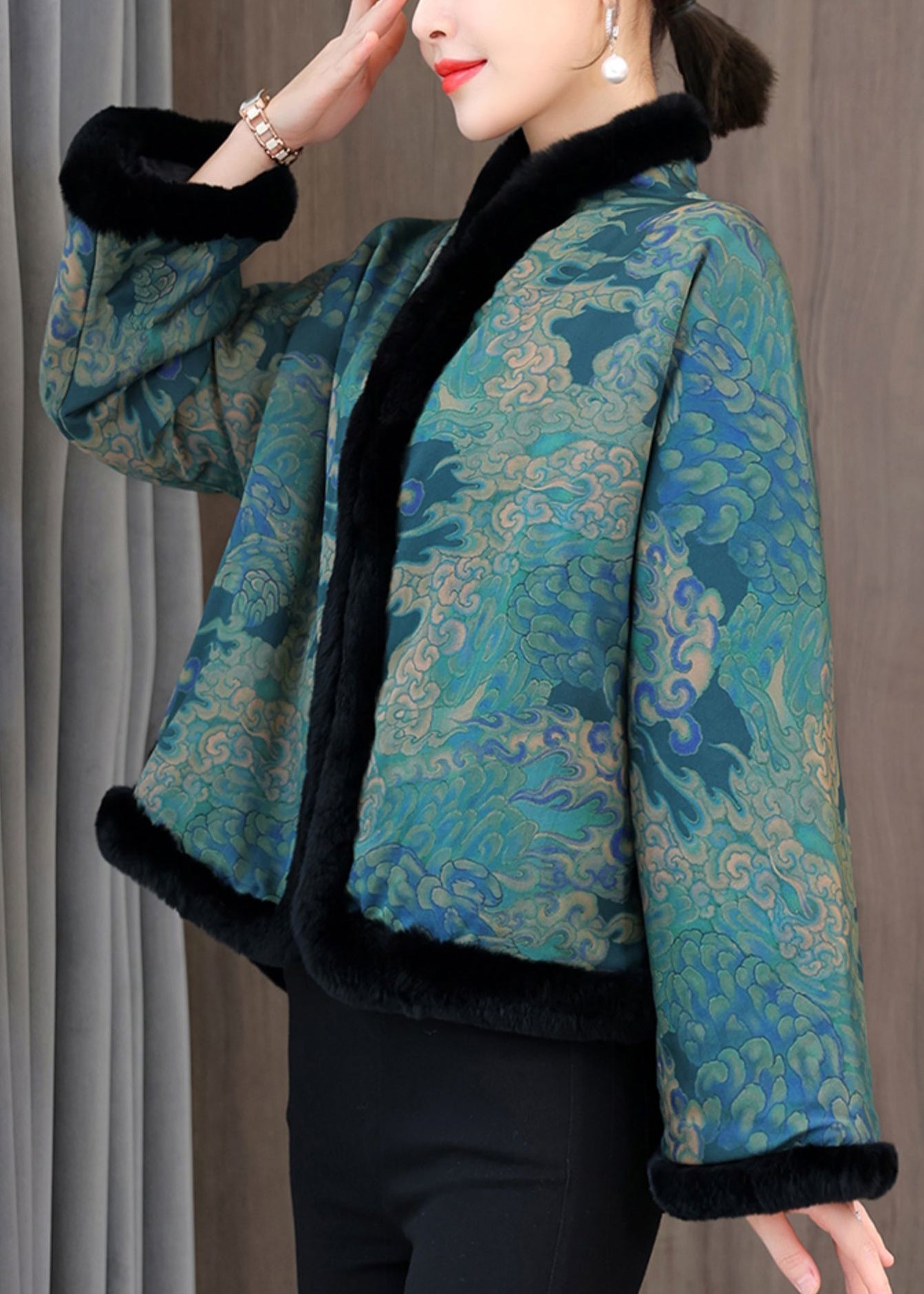 Luvik | Tyylikäs Palotakki Printtipatchworkilla Punaisella Turkiskauluksella Täytetty Puuvillalla Talvi