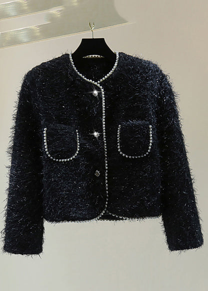 Luvik | Talvi takki, jossa on läpivärjäyksellä, taskuilla, helmillä ja niiteillä, mustalla O-kaula-aukolla