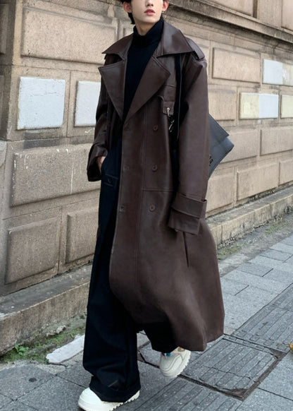 Luvik | Miesten talvitakki, jossa on kaksirivinen nappikiinnitys ja ruskea V-pääntie tekonahkaa