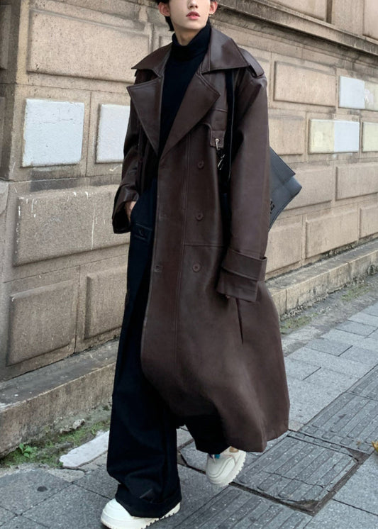 Luvik | Miesten talvitakki, jossa on kaksirivinen nappikiinnitys ja ruskea V-pääntie tekonahkaa