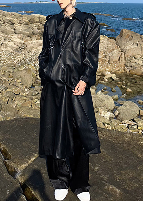 Luvik | Miesten talvitakki, jossa on kaksirivinen nappikiinnitys ja ruskea V-pääntie tekonahkaa