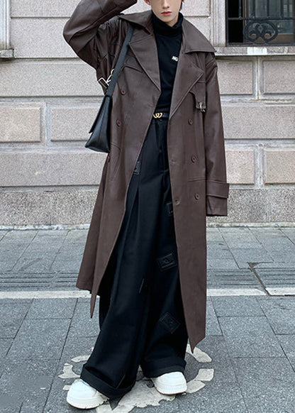 Luvik | Miesten talvitakki, jossa on kaksirivinen nappikiinnitys ja ruskea V-pääntie tekonahkaa