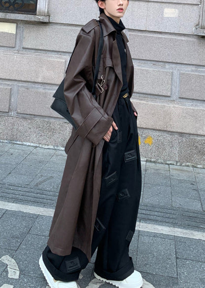 Luvik | Miesten talvitakki, jossa on kaksirivinen nappikiinnitys ja ruskea V-pääntie tekonahkaa