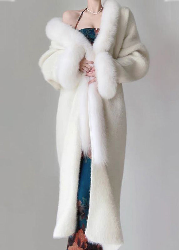 Luvik | Maxi jakke i ull med V-hals laget av hvit faux fur til vinteren
