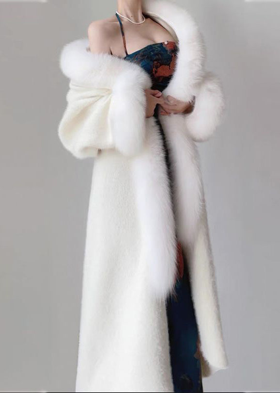 Luvik | Maxi jakke i ull med V-hals laget av hvit faux fur til vinteren
