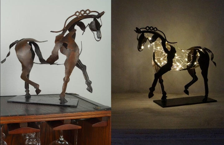 RustGlow - Abstrakt Rust Hest Skulptur med LED Lys Bolle