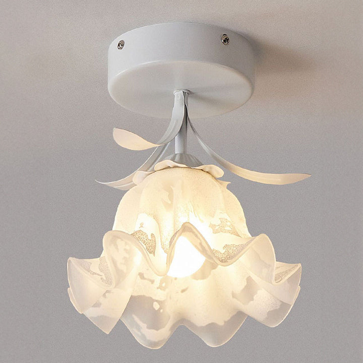 Taklampe med blomstret glasskjermdesign Luvikno