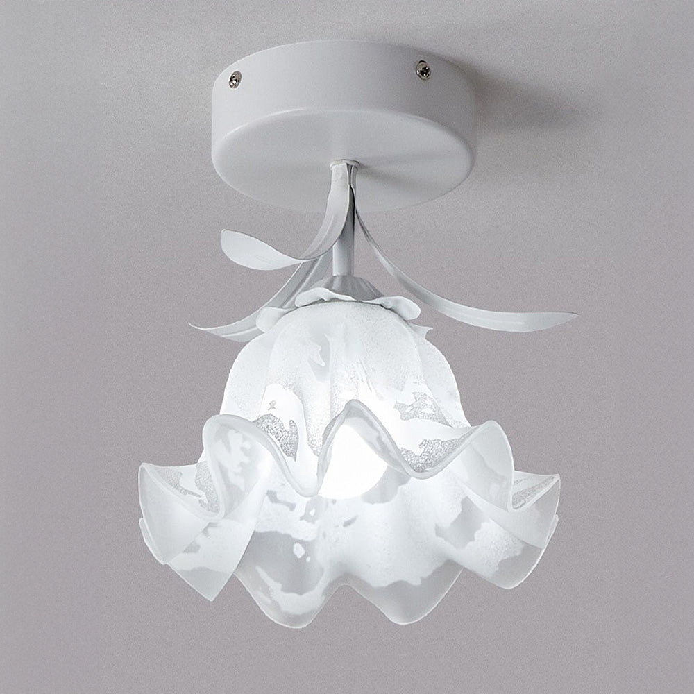 Taklampe med blomstret glasskjermdesign Luvikno