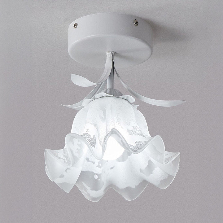 Taklampe med blomstret glasskjermdesign Luvikno