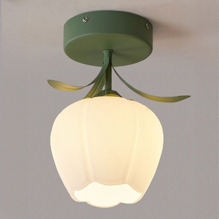 Taklampe med blomstret glasskjermdesign Luvikno